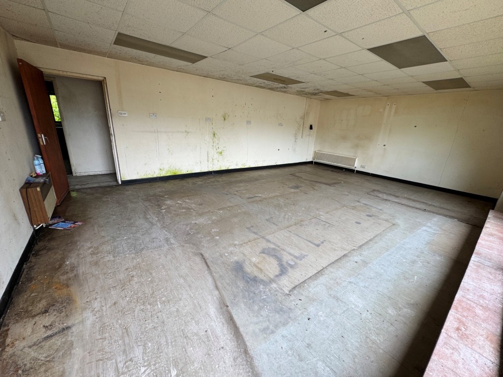 Lot: 147 - DETACHED TWO STOREY DWELLING IN ALMOST ONE ACRE WITH POTENTIAL - Internal of former shop